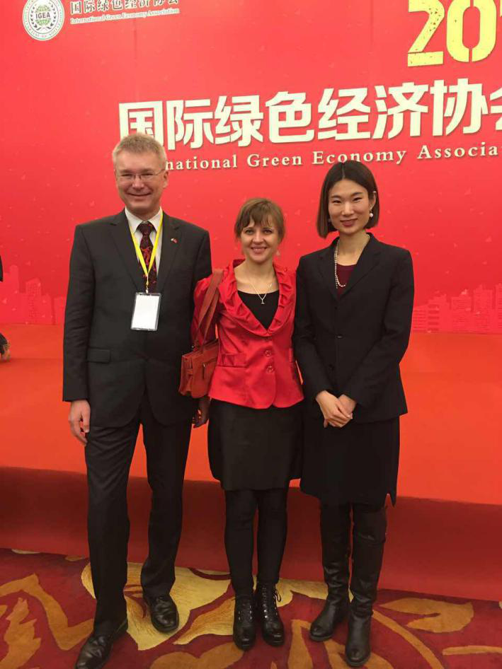  捷斯中合作協(xié)會監(jiān)事會員Rudolf Zachoval（左一）、Sarka Zhang（左二）與 仟億達劉總（右一）合影