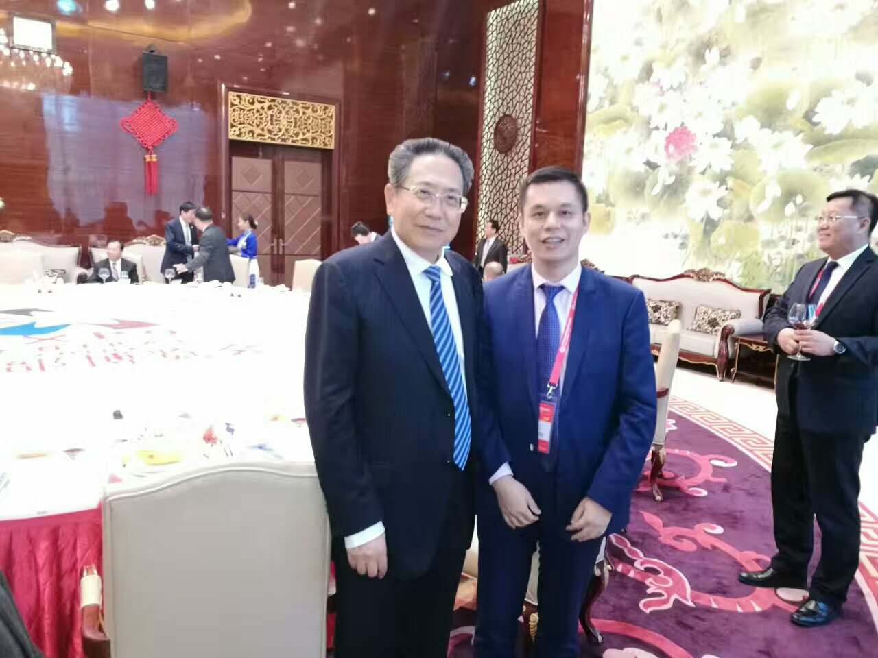 安徽省委書(shū)記、省人常委會(huì)主任李錦斌（左）仟億達(dá)集團(tuán)董事長(zhǎng)鄭兩斌（右）與合影留念