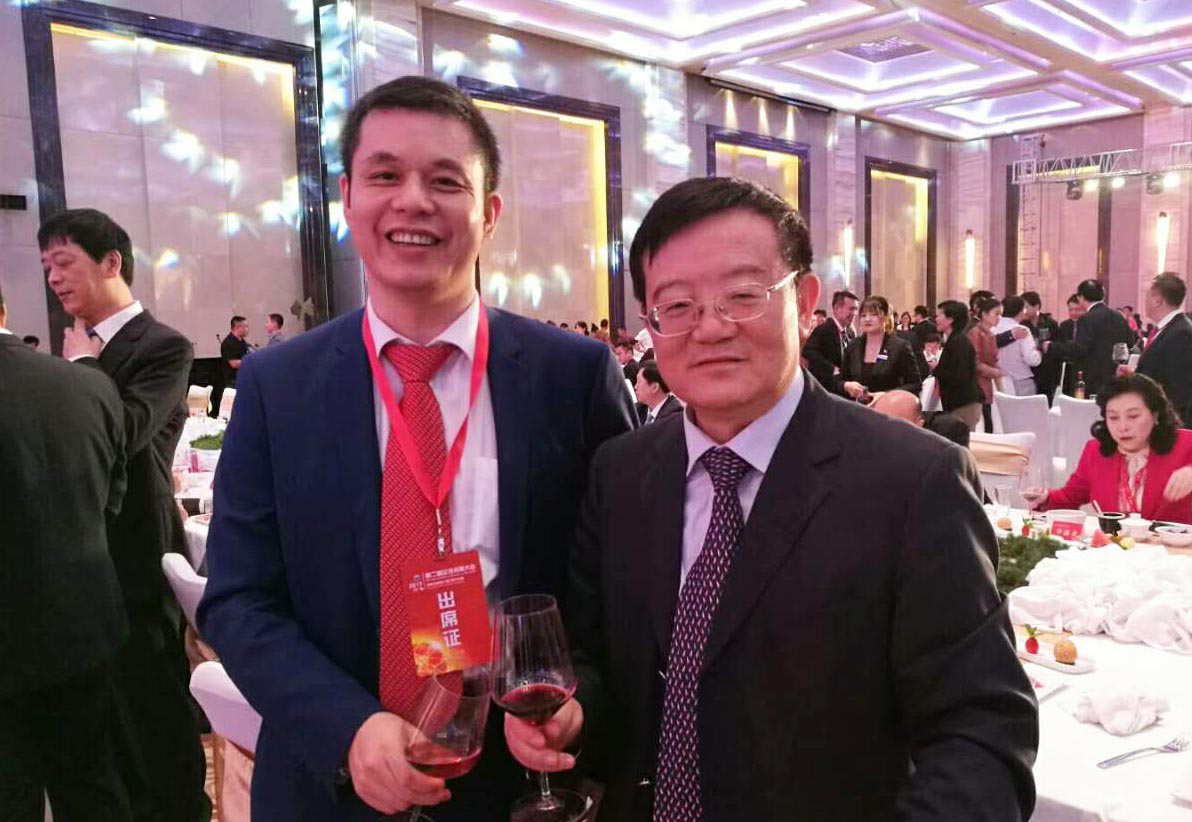 全國工商聯(lián)黨組書記、常務(wù)副主席徐樂江（右）與仟億達(dá)集團董事長鄭兩斌（左）