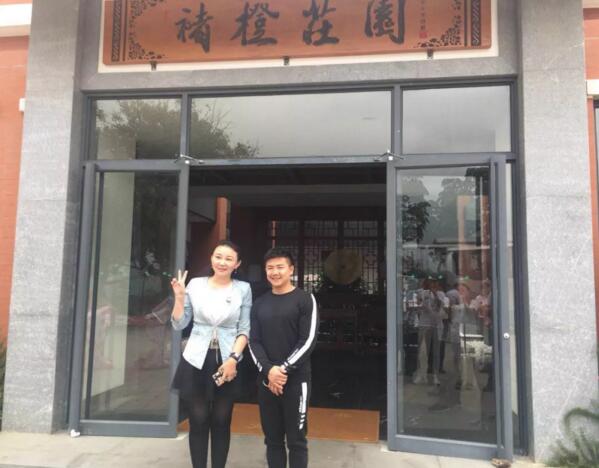 仟億達(dá)集團總裁(左)與型動體育始人、奧運陳一冰(右)