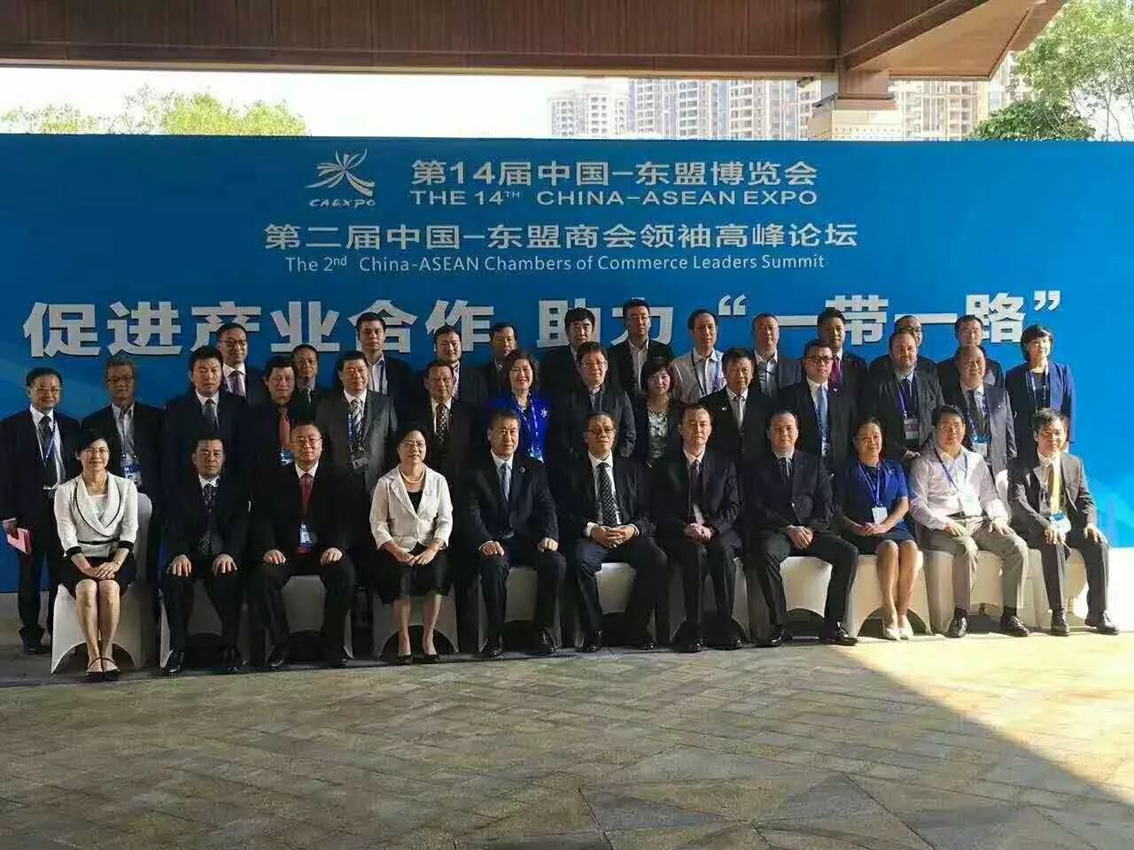 全國工商聯(lián)副主席黃榮(首排右5)、廣西壯族自治區(qū)副主席陳剛(首排右6)與仟億達集團董事長鄭兩斌(三排左3)等嘉賓合影